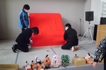 ひな人形の飾りつけ